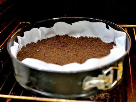 aid701519-v4-900px-Make-Oreo-Cheesecake-Step-4